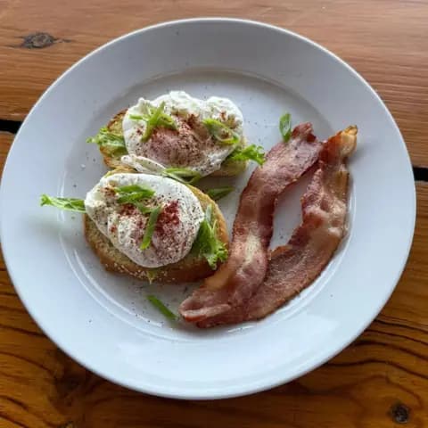 Aguacate en tostada con huevos escalfados y tocino