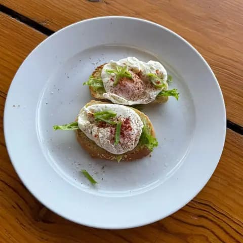 Aguacate en tostada con huevos escalfados