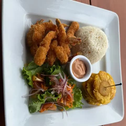 Camarón empanizado con tostones y ensalada