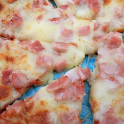 Pizza de jamón y queso