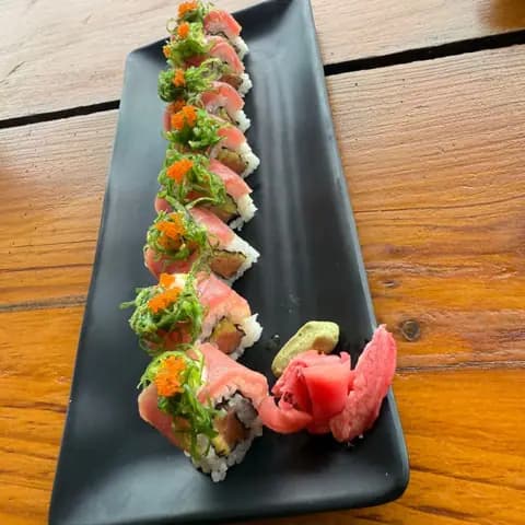 Rollito de salmón, aguacate y atún