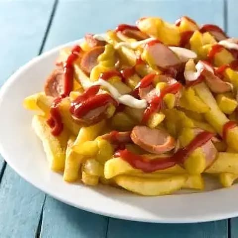 Salchipapas peruanas