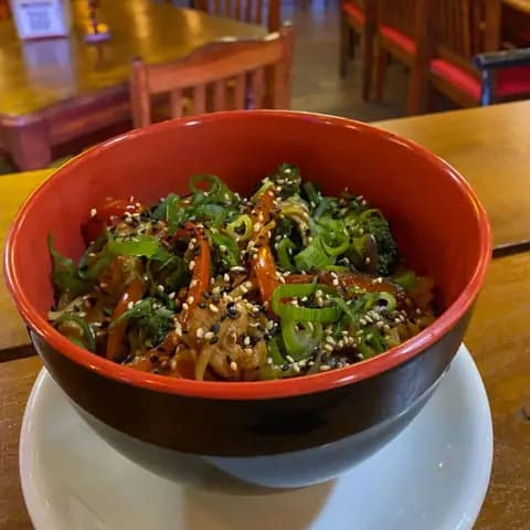 Fideos udon con pollo