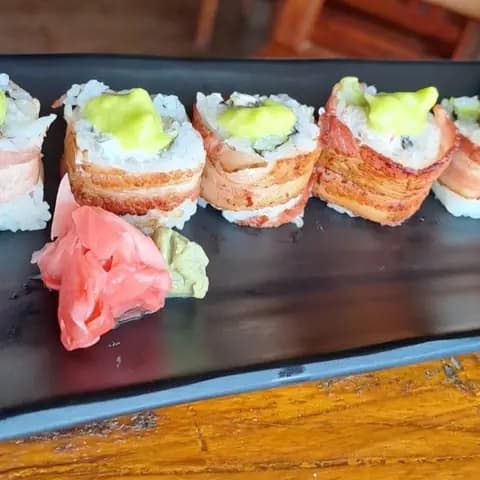 Rollo de sushi con bacon